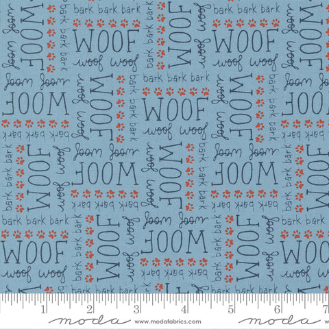 Moda Dog Daze 20843, 16 blaue Woof-Wörter, Meterware