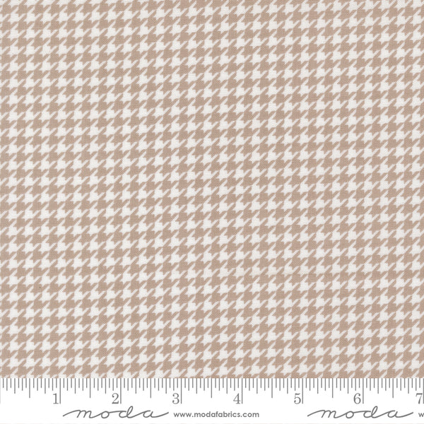 Moda Delightfully Yours 37702 20 Stone Houndstooth By The Yard