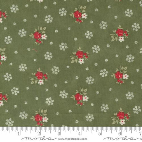 Moda - A Christmas Carol 44355 15 Holly By The Yard