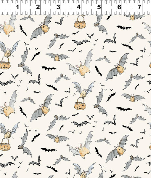 Clothworks Halloween Parade Y4114, 2 Fledermäuse, Helle Creme, Meterware